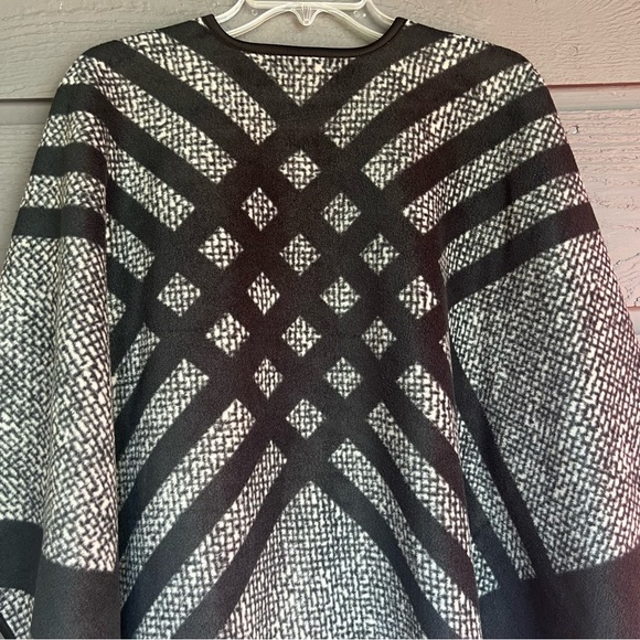 IKE BEHAR BLACK PONCHO OPEN FRONT SHAWL SWEATER CAPE ONE SIZE - Picture 5 of 10